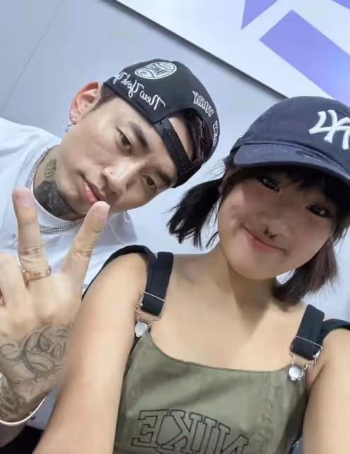 賈靜雯大女兒回上海曬全家福，與繼母顯親昵，生父頭髮花白變慈祥
