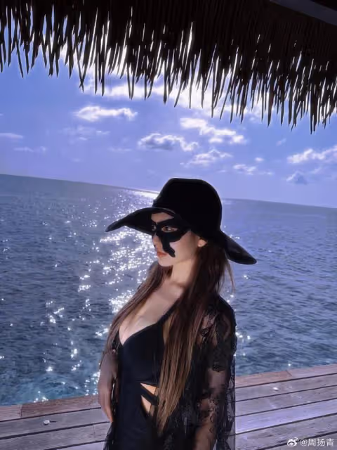 周揚青曬出遊照,穿連體泳衣身材傲人,膚白貌美不輸女明星