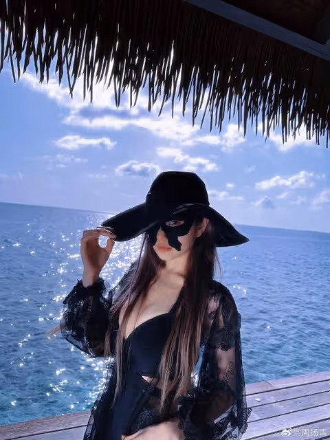 周揚青曬出遊照,穿連體泳衣身材傲人,膚白貌美不輸女明星