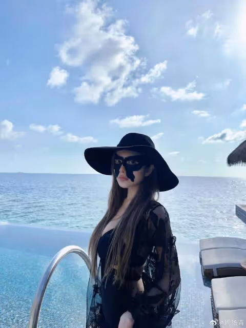 周揚青曬出遊照,穿連體泳衣身材傲人,膚白貌美不輸女明星