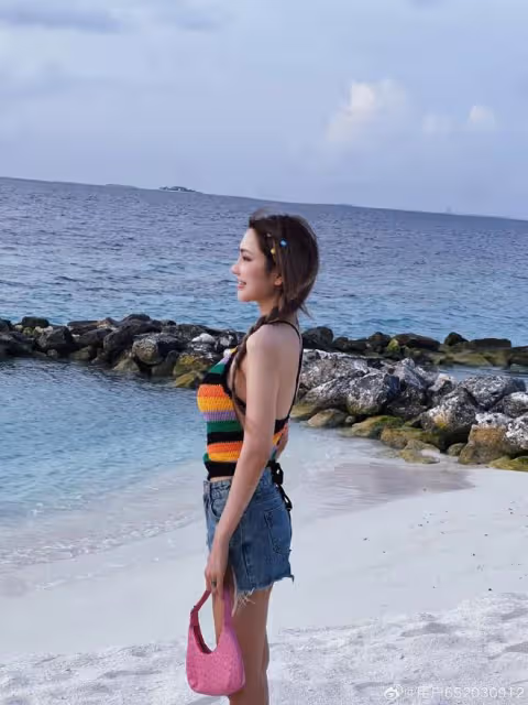 周揚青曬出遊照,穿連體泳衣身材傲人,膚白貌美不輸女明星