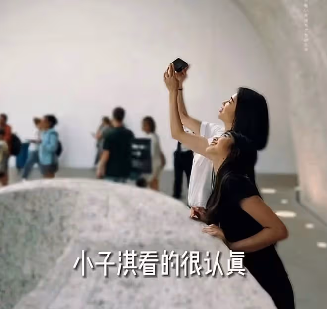 左小青攜女出國度假!包遊艇玩吃大餐很愜意,已跟大20歲富豪離婚