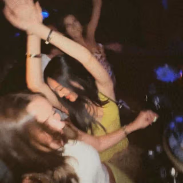 李連杰女兒國外夜店徹夜狂歡!與帥哥美女喝酒跳舞,穿弔帶身材好