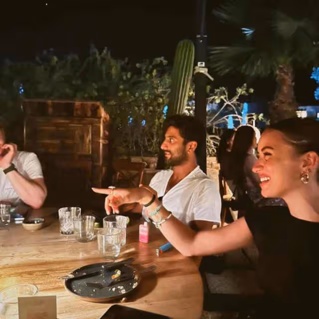 李連杰女兒國外夜店徹夜狂歡!與帥哥美女喝酒跳舞,穿弔帶身材好