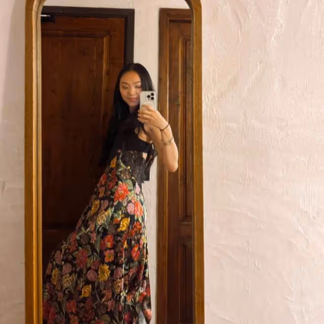 李連杰女兒國外夜店徹夜狂歡!與帥哥美女喝酒跳舞,穿弔帶身材好