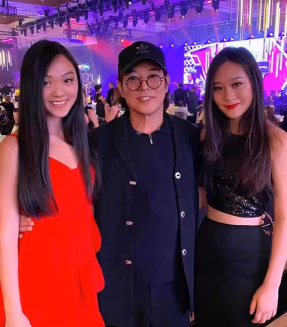 李連杰女兒國外夜店徹夜狂歡!與帥哥美女喝酒跳舞,穿弔帶身材好