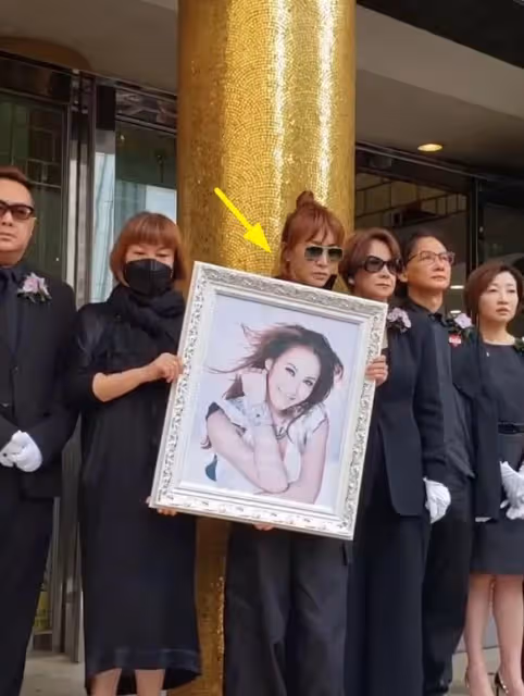 李玟二姐疑點越扒越多！從小就欺負李玟，曾用火燒過妹妹的腳！