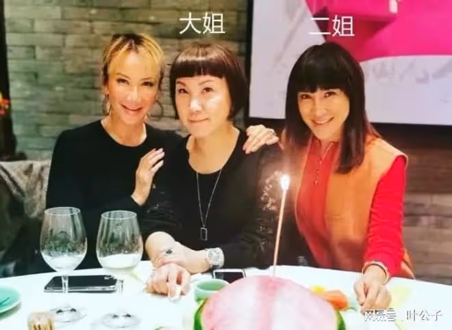 李玟二姐疑點越扒越多!從小就欺負李玟,曾用火燒過妹妹的腳!