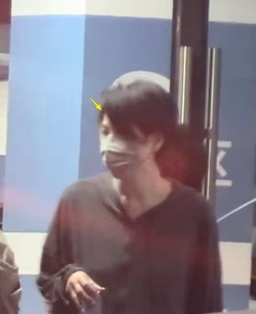 王菲帶女兒去KTV唱歌,天后范兒十足,17歲李嫣穿弔帶身高超母親