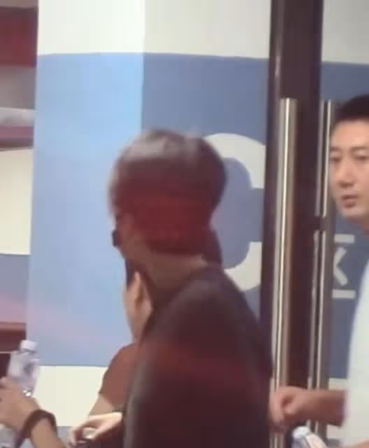 王菲帶女兒去KTV唱歌,天后范兒十足,17歲李嫣穿弔帶身高超母親
