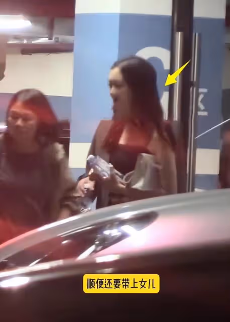 王菲帶女兒去KTV唱歌,天后范兒十足,17歲李嫣穿弔帶身高超母親