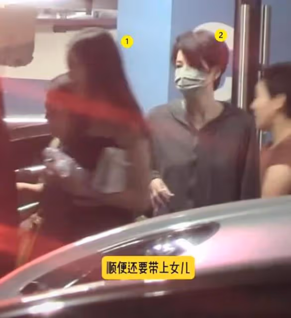 王菲帶女兒去KTV唱歌,天后范兒十足,17歲李嫣穿弔帶身高超母親