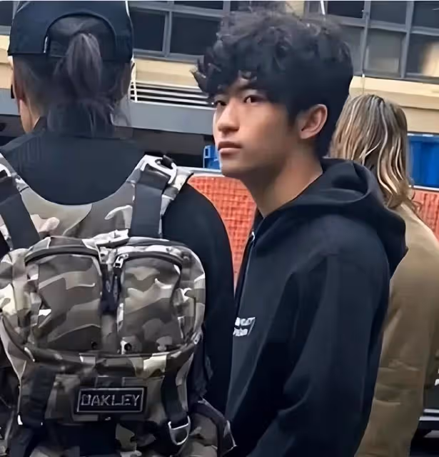 王菲帶女兒去KTV唱歌,天后范兒十足,17歲李嫣穿弔帶身高超母親