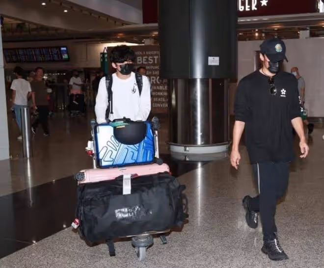 王菲帶女兒去KTV唱歌,天后范兒十足,17歲李嫣穿弔帶身高超母親