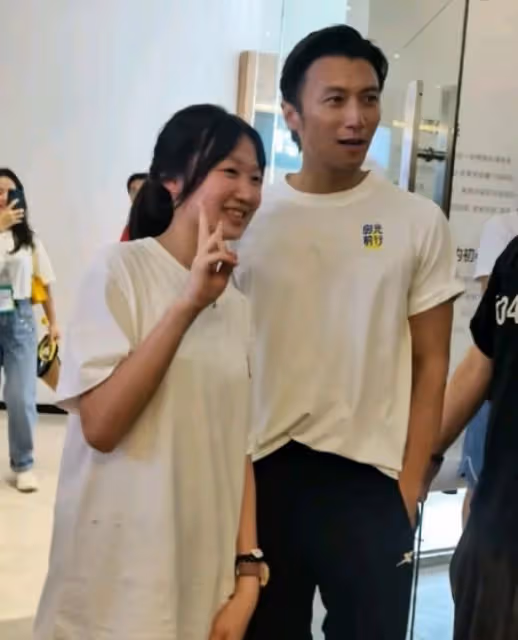 王菲帶女兒去KTV唱歌,天后范兒十足,17歲李嫣穿弔帶身高超母親