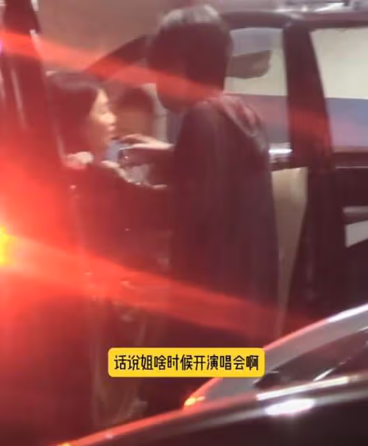 王菲帶女兒去KTV唱歌,天后范兒十足,17歲李嫣穿弔帶身高超母親