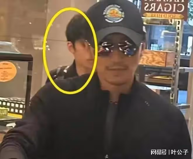 王菲帶女兒去KTV唱歌,天后范兒十足,17歲李嫣穿弔帶身高超母親