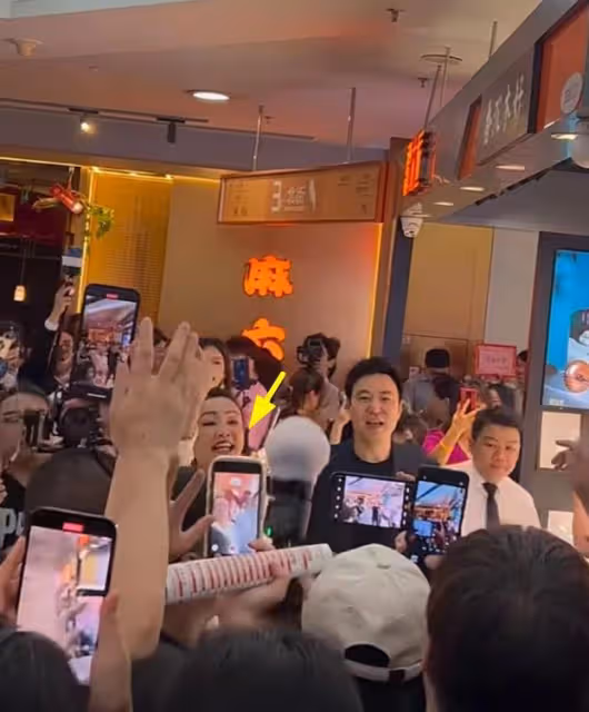 張蘭疑迎來第二春！新店開業和帥哥眉來眼去，攀肩摟腰太親密