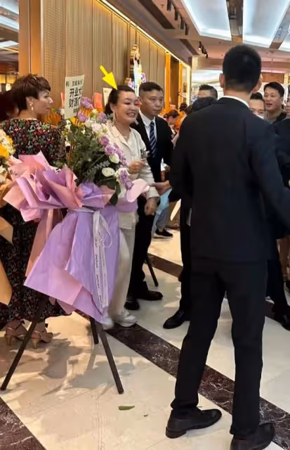 張蘭疑迎來第二春！新店開業和帥哥眉來眼去，攀肩摟腰太親密