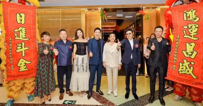 張蘭疑迎來第二春！新店開業和帥哥眉來眼去，攀肩摟腰太親密