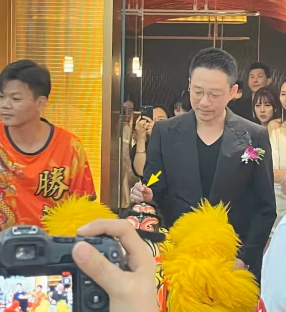 張蘭疑迎來第二春！新店開業和帥哥眉來眼去，攀肩摟腰太親密
