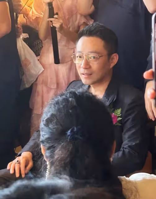 張蘭疑迎來第二春！新店開業和帥哥眉來眼去，攀肩摟腰太親密