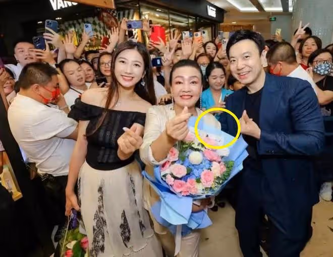 張蘭疑迎來第二春!新店開業和帥哥眉來眼去,攀肩摟腰太親密