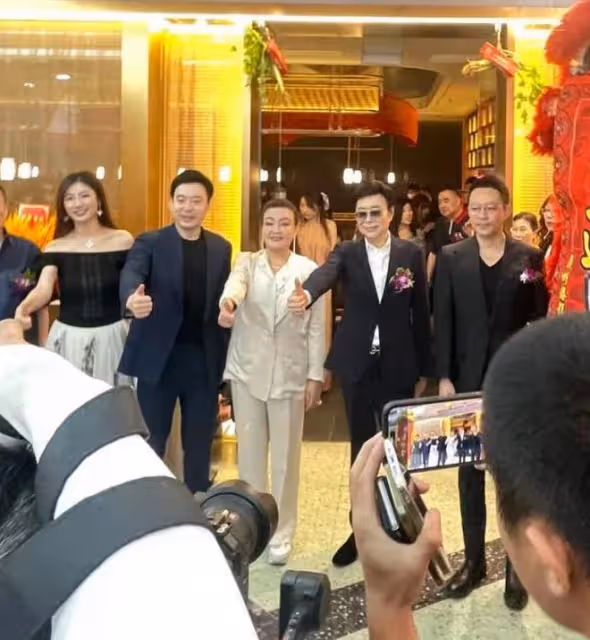 張蘭疑迎來第二春!新店開業和帥哥眉來眼去,攀肩摟腰太親密
