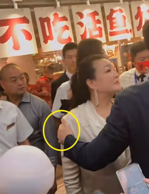 張蘭疑迎來第二春!新店開業和帥哥眉來眼去,攀肩摟腰太親密