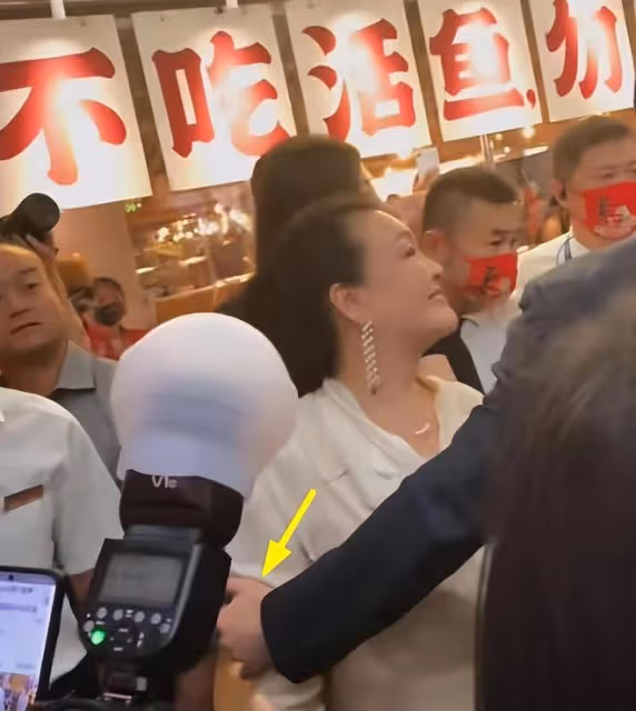 張蘭疑迎來第二春!新店開業和帥哥眉來眼去,攀肩摟腰太親密