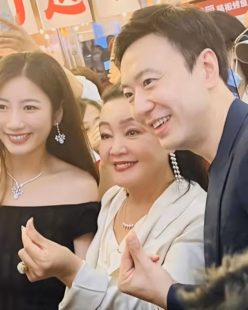 張蘭疑迎來第二春!新店開業和帥哥眉來眼去,攀肩摟腰太親密