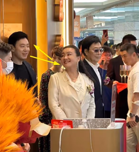 張蘭疑迎來第二春!新店開業和帥哥眉來眼去,攀肩摟腰太親密