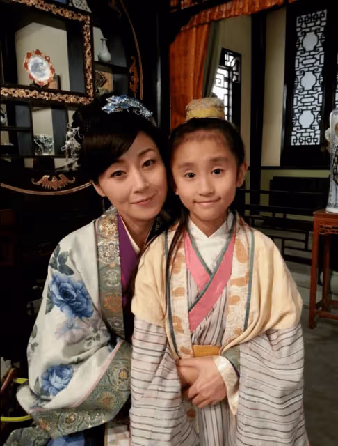 TVB前男星女兒11年後重遇陳豪!童星出身如今18歲亭亭玉立