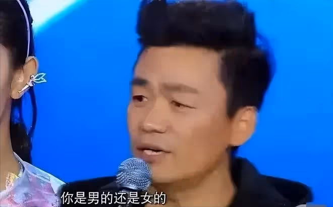 張大大指著王寶強的鼻子說道,你信不信我一隻手就能捏死你!
