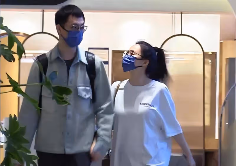 張靚穎攜男友外出逛街,素顏不洗頭似路人大媽,拍拖5年仍不結婚