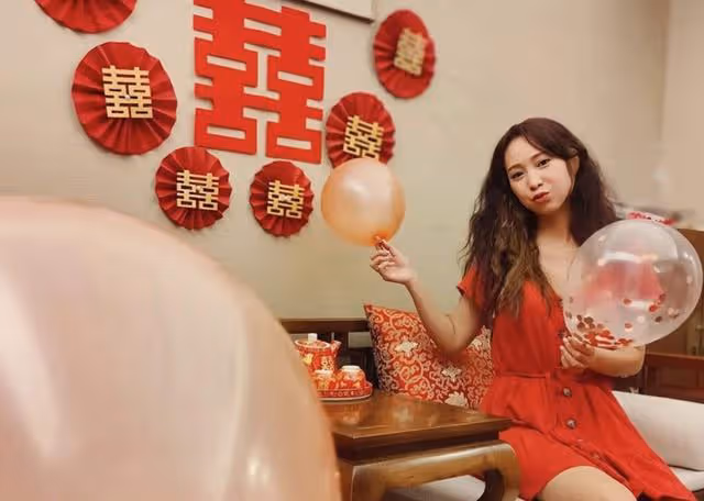 恭喜！TVB知名女星今日大婚，全身戴滿金器風光出嫁
