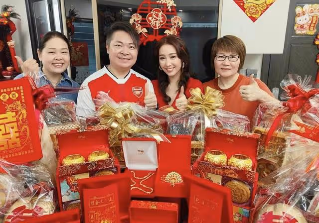 恭喜！TVB知名女星今日大婚，全身戴滿金器風光出嫁
