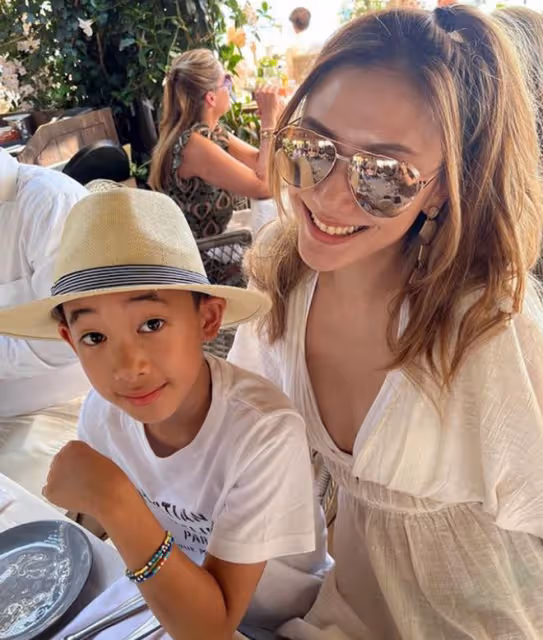 應采兒母子出國度假!穿泳衣秀完美身材,10歲長子越來越像陳小春