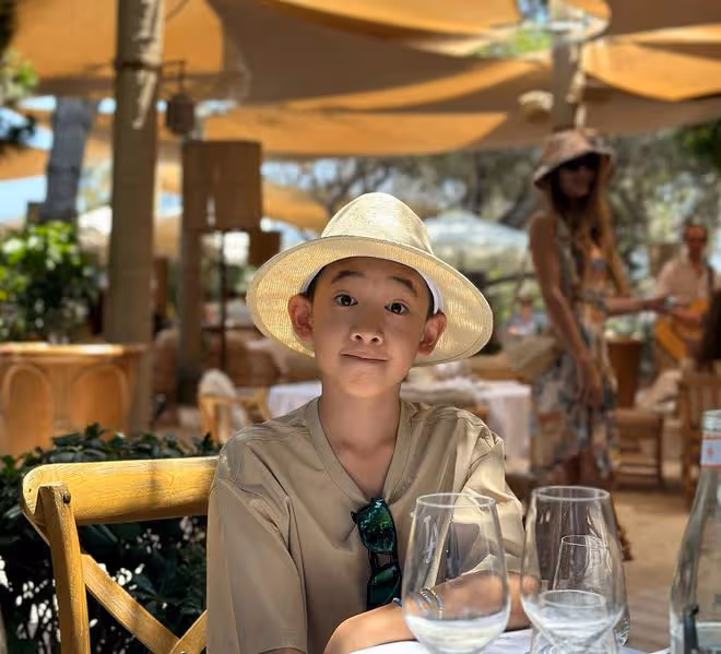 應采兒母子出國度假!穿泳衣秀完美身材,10歲長子越來越像陳小春