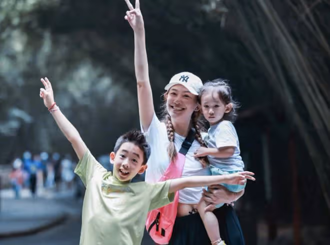 應采兒母子出國度假!穿泳衣秀完美身材,10歲長子越來越像陳小春