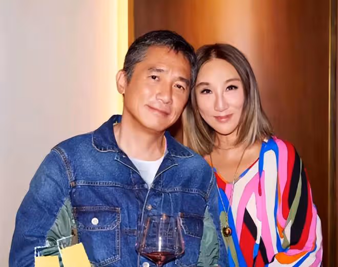 梁朝偉私生子風波後首露面!回國與富婆喝酒聚會,緊貼合影心情好