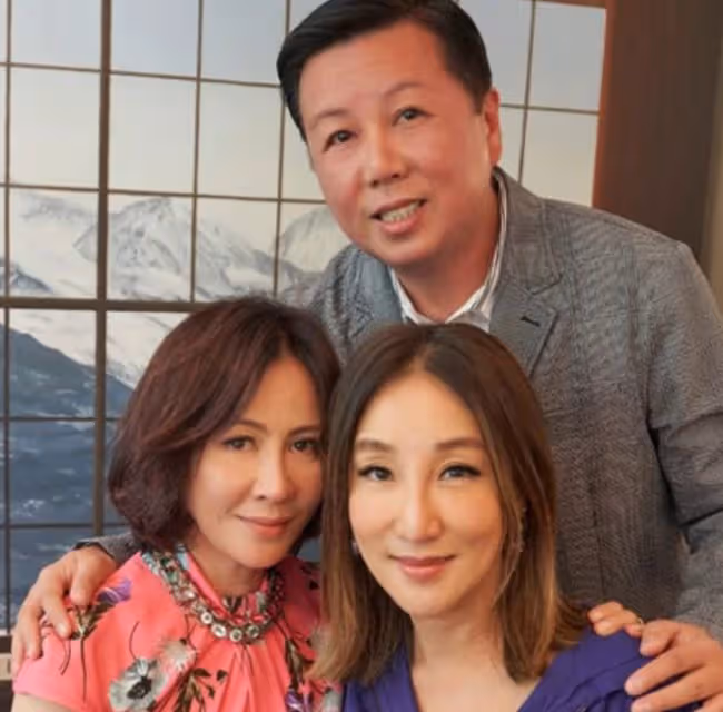 梁朝偉私生子風波後首露面!回國與富婆喝酒聚會,緊貼合影心情好