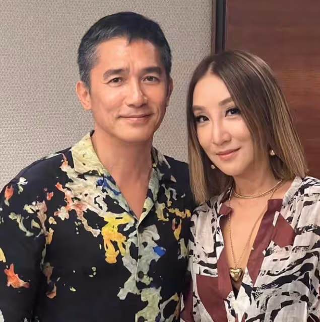 梁朝偉私生子風波後首露面!回國與富婆喝酒聚會,緊貼合影心情好