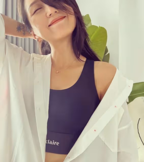 何潔穿露腰裝秀身材,減肥成功後美回巔峰,手腕處文身搶鏡