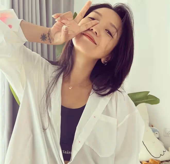 何潔穿露腰裝秀身材,減肥成功後美回巔峰,手腕處文身搶鏡