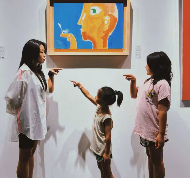 何潔穿露腰裝秀身材,減肥成功後美回巔峰,手腕處文身搶鏡