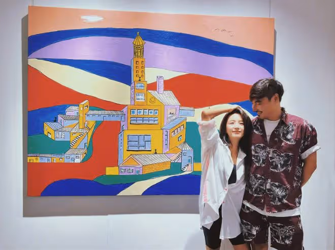 何潔穿露腰裝秀身材,減肥成功後美回巔峰,手腕處文身搶鏡