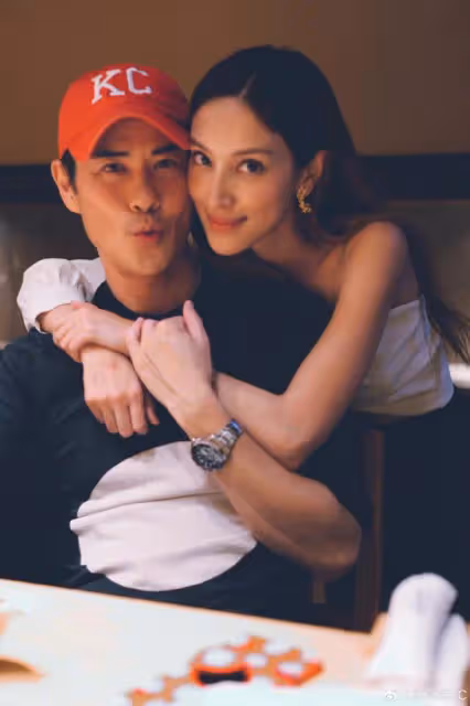 鄭嘉穎慶結婚5周年,靠在小21歲嬌妻懷中大秀恩愛,甜蜜似熱戀