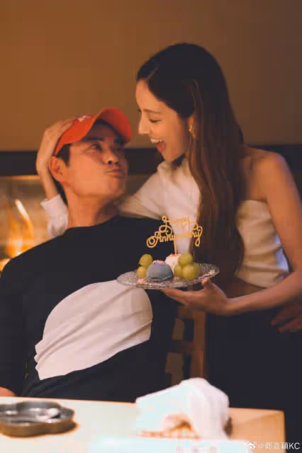 鄭嘉穎慶結婚5周年,靠在小21歲嬌妻懷中大秀恩愛,甜蜜似熱戀