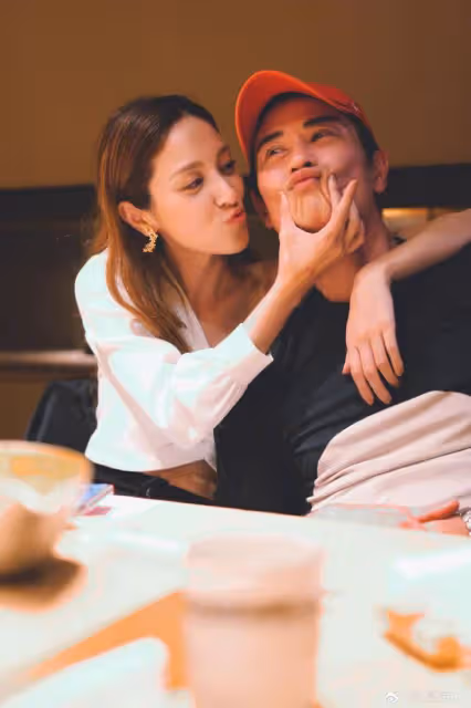 鄭嘉穎慶結婚5周年,靠在小21歲嬌妻懷中大秀恩愛,甜蜜似熱戀